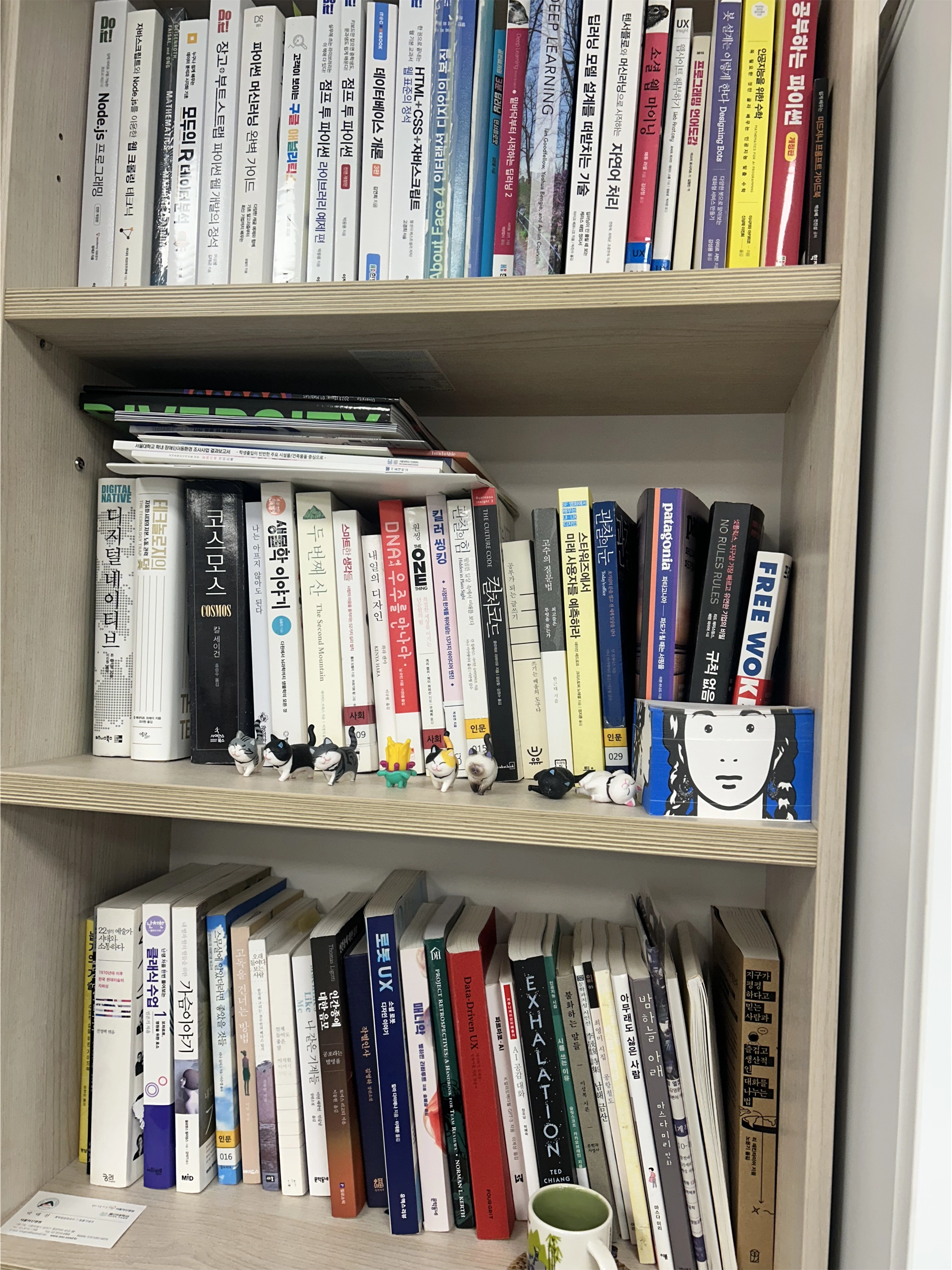 누군가 UX랩의 정체성을 묻거든 고개를 들어 ‘책장’을 보게하라